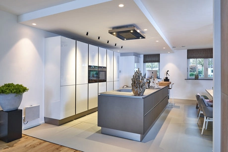 moderne keuken met eiland en eetruimte