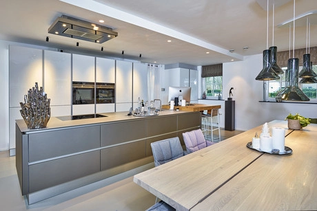 moderne keuken met eiland en glazen lampen