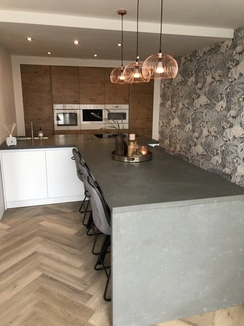 moderne keuken met eiland en stijlvolle lampen