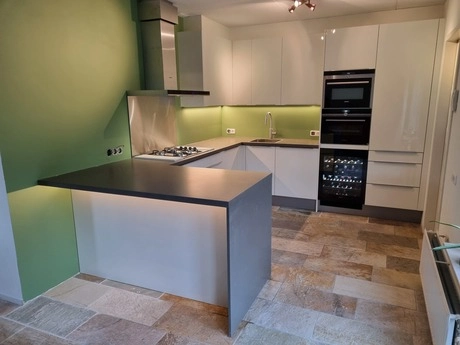 moderne keuken met groen en witte accenten