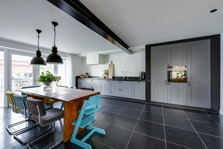 moderne keuken met grote eettafel en stoelen
