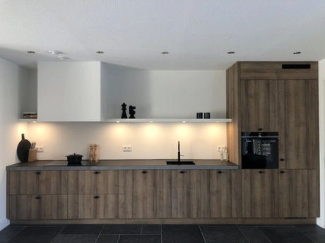 moderne keuken met houten kasten en apparatuur