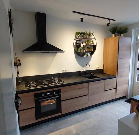 moderne keuken met houten kasten en planten