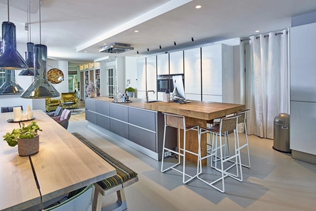 moderne keuken met kookeiland en eetruimte