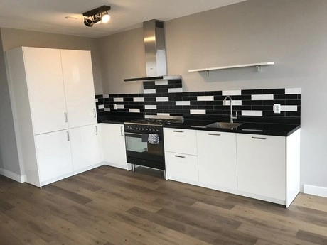 moderne keuken met zwart witte tegels