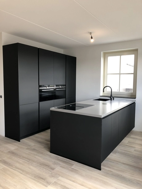 strakke moderne keuken met zwart en wit