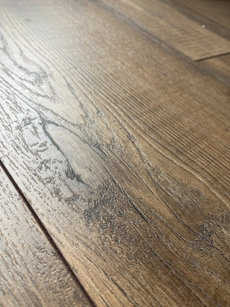 bruin houten vloer met zichtbare houtnerven