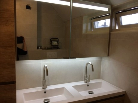 dubbele wastafel met spiegel in moderne badkamer