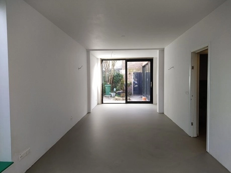 effen gietvloer in een lichte kamer