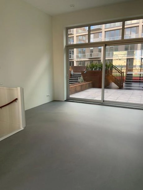 gegoten vloer in een lichte moderne ruimte