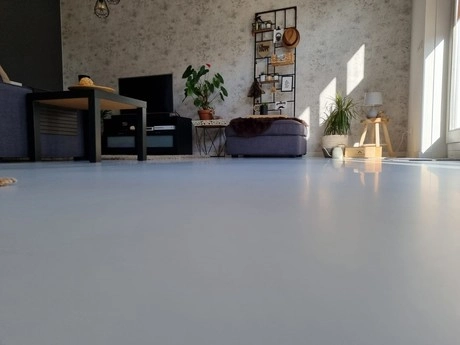glad gietvloer in een moderne woonkamer