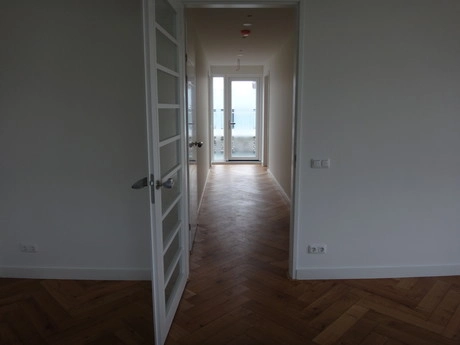 houten vloer in hal van modern interieur