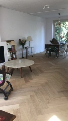houten vloer in lichte woonkamer met meubels