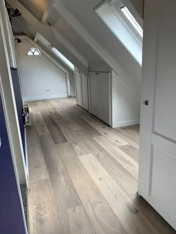 houten vloer in lichte zolderruimte zichtbaar
