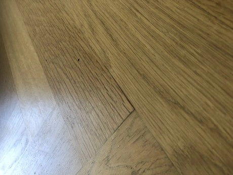 houten vloer met duidelijke houtnerfpatronen zichtbaar