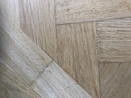 houten vloer met visgraatpatroon en lichte kleur