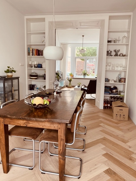 houten vloer met visgraatpatroon in eetkamer