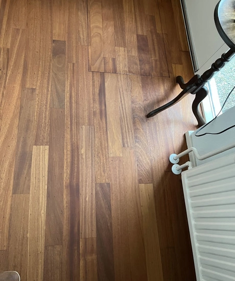 houten vloerpatroon naast een witte radiator
