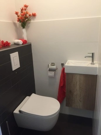 klein toilet met bloemen en wastafel