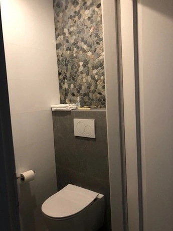 kleine toiletruimte met moderne inrichting