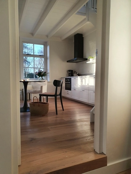 lichte keuken met houten vloer en meubels