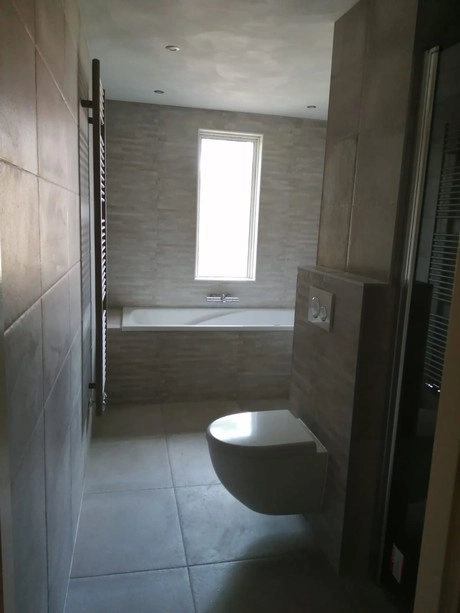 moderne badkamer met bad en toilet