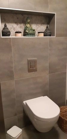moderne badkamer met boeddhabeeld decoratie