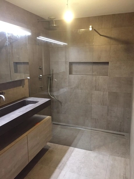 moderne badkamer met douche en wastafel