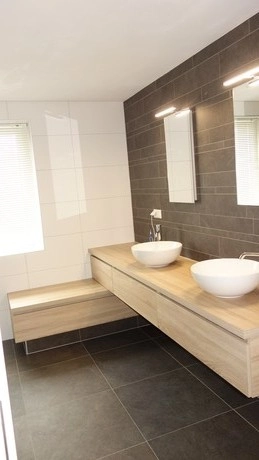 moderne badkamer met dubbele wastafel en spiegels