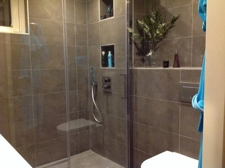 moderne badkamer met glazen douchewand en tegels