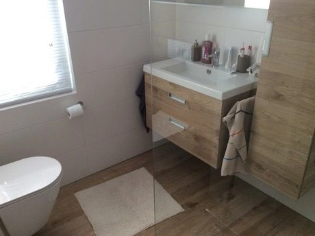 moderne badkamer met houten accenten en toilet