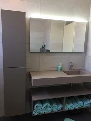 moderne badkamer met strakke wastafel en spiegel