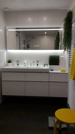 moderne badkamer met witte meubels en accessoires