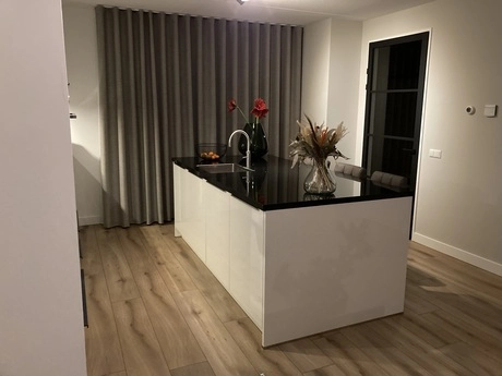 moderne keuken met bloemen op het eiland