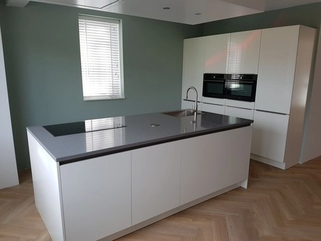 moderne keuken met centraal kookeiland en kasten