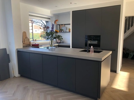 moderne keuken met donkergrijze kasten en eiland