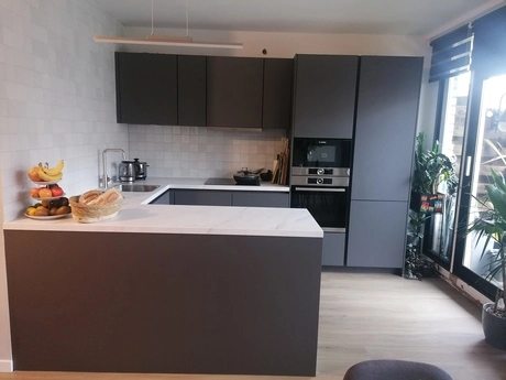 moderne keuken met grijze kasten en eiland