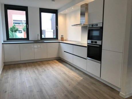 moderne keuken met houten vloer en apparatuur