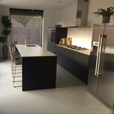 moderne keuken met kookeiland en grote koelkast