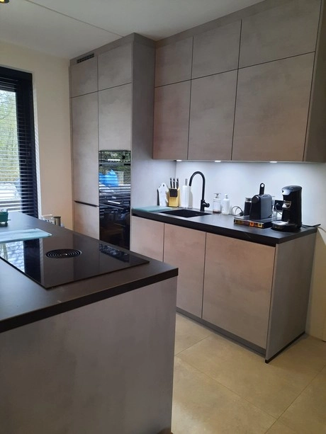 moderne keuken met strakke grijze kasten