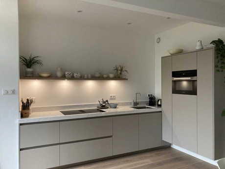 moderne keuken met strakke inrichting en plant