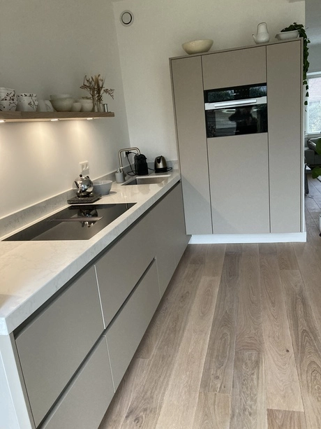 moderne keuken met strakke kasten en apparaten