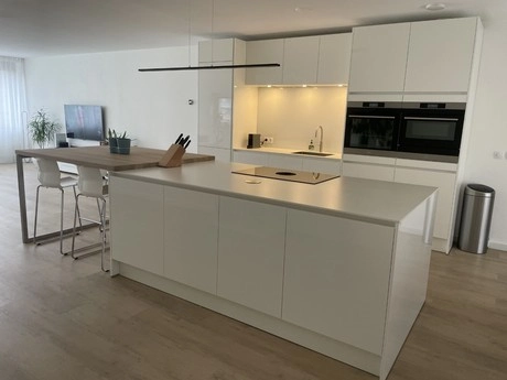 moderne keuken met wit kookeiland en apparaten