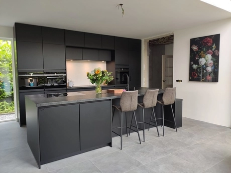 moderne keuken met zwart interieur en bloemen