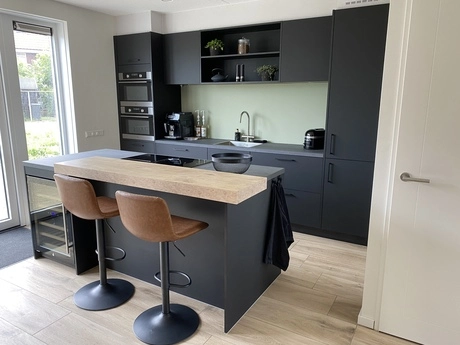 moderne keuken met zwart interieur en eiland