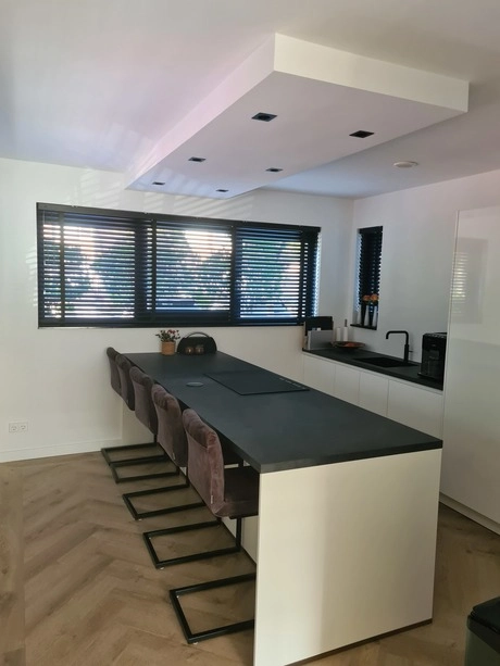 moderne keuken met zwarte jaloezie n en eiland