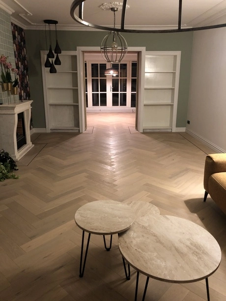 visgraat houten vloer in een moderne kamer