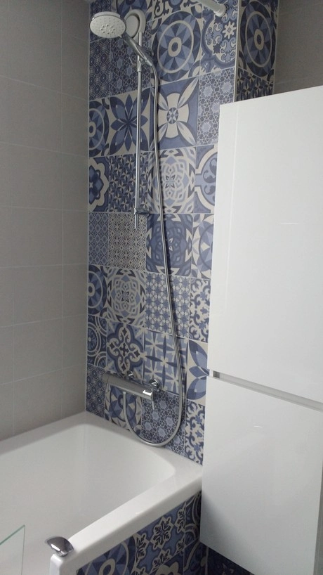 douche met blauwe en witte tegels