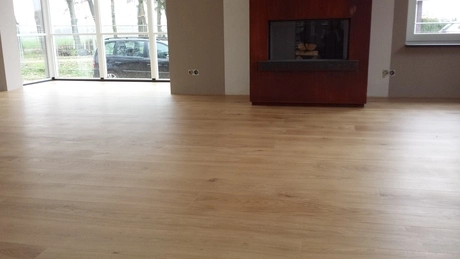 houten vloer in moderne woonkamer met haard