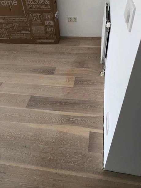 houten vloer met lichte houtnerfpatronen zichtbaar